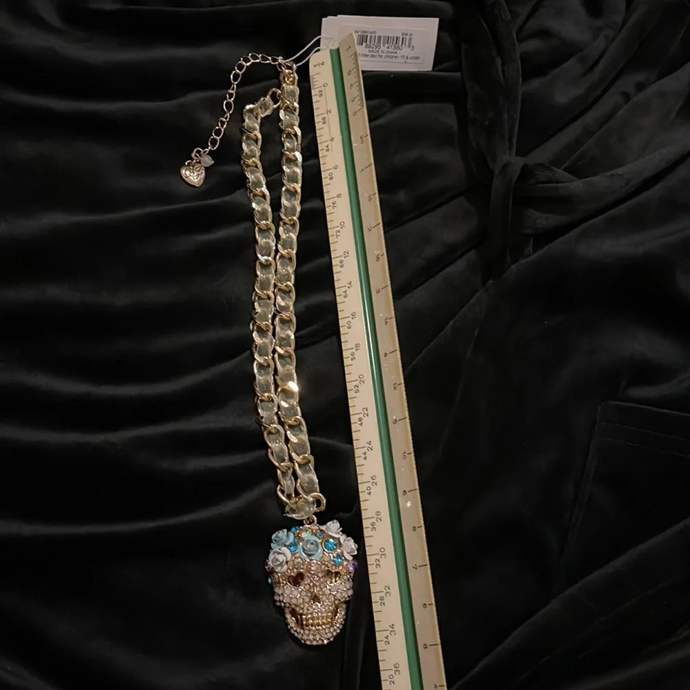 New with Tag Betsey Johnson Gold Sugar Skull blue and White Flowers necklace - Picture 10 of 10